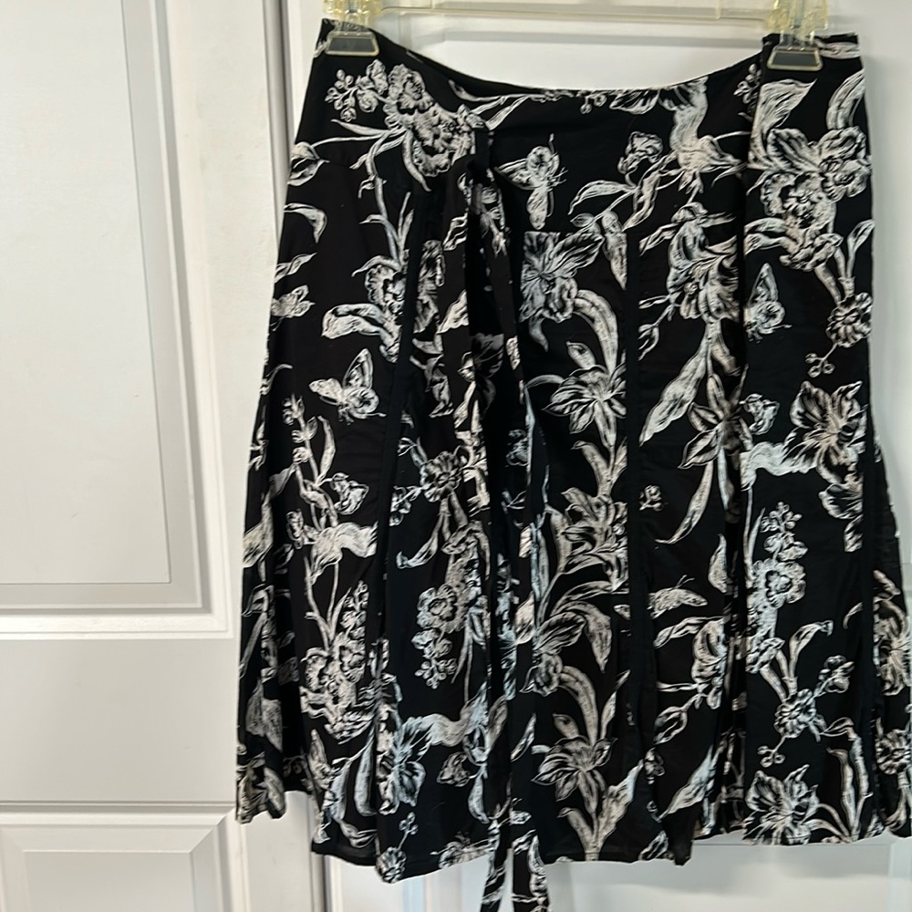 Apt9, Ladies size 16 skirt with belt loops and belt included. Lined, New